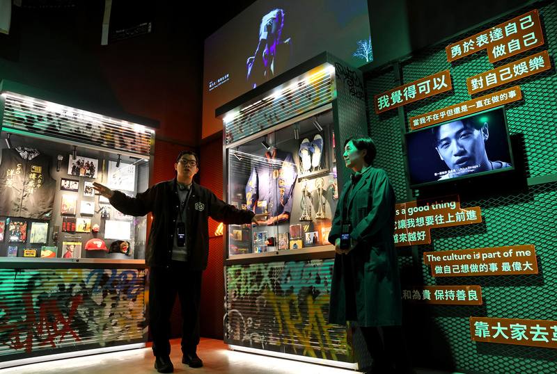 台北流行音樂中心常設展「唱 我們的歌 流行音樂故事展」正式把嘻哈（Hip Hop）納入展區，將台灣1990年代至今的嘻哈文化、歷史、歌手及幕後工作者如實呈現，北流董事長黃韻玲（右）、策展顧問周祐楷（左）帶領媒體導覽展區