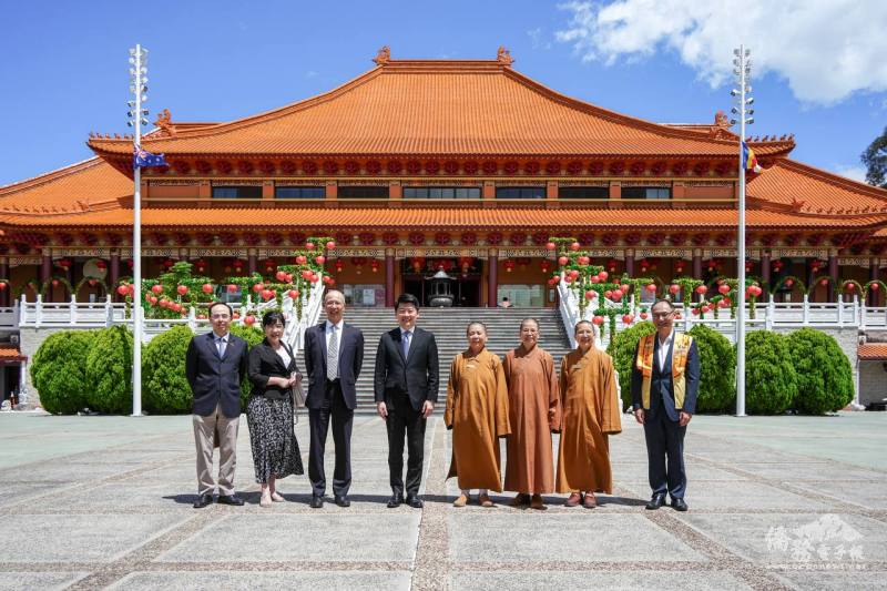 駐雪梨辦事處處長吳正偉(左4)、雪梨文教中心主任施博祥及組長李弘文拜會南天寺，總住持滿可(右3)及國際佛光會雪梨協會會長胡命安(右1)熱忱接待