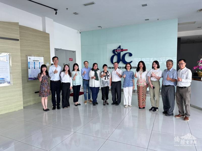 徐佳青在駐馬來西亞代表處大使葉非比陪同下參訪「杜甫科技有限公司」