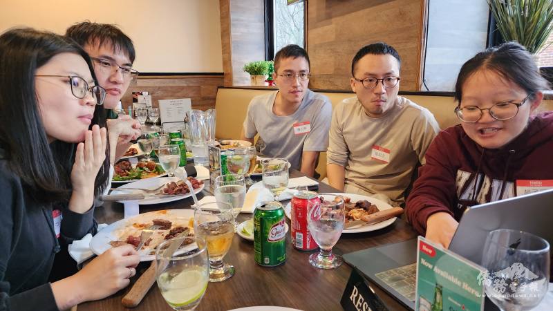 趙予辰(右一)和同桌聚餐獎學金生討論生物現象。右二起為鄧紹宏、魏志阜，何達睿、洪一慈