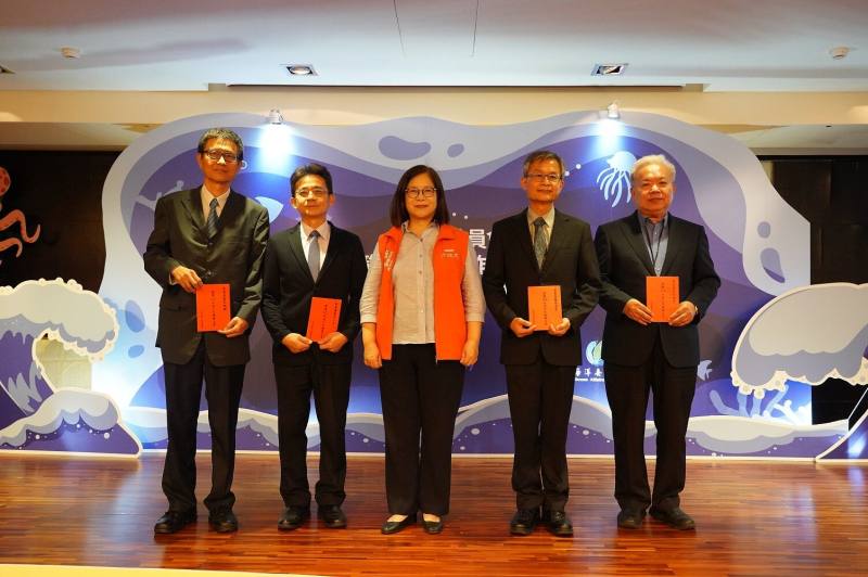 管主委與績優主管合影