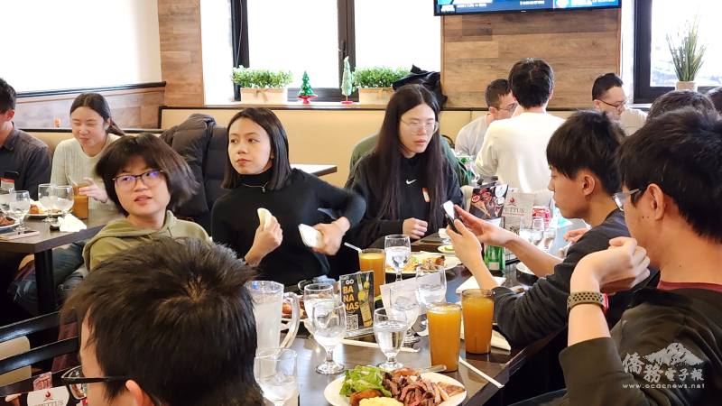 留獎生們圍桌聚餐，聊得非常開心