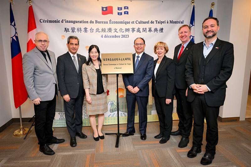 Taiwan's representative to Canada Harry Tseng (fourth right), Taipei Economic and Cultural Office, Montreal Office Chief Rita Chen (third left) and Canadian officials pose for a photo at the inaurguration ceremony of the Taipei Economic and Cultural Offic
