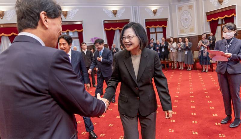 總統與賴清德副總統一同至現場向僑胞握手致意