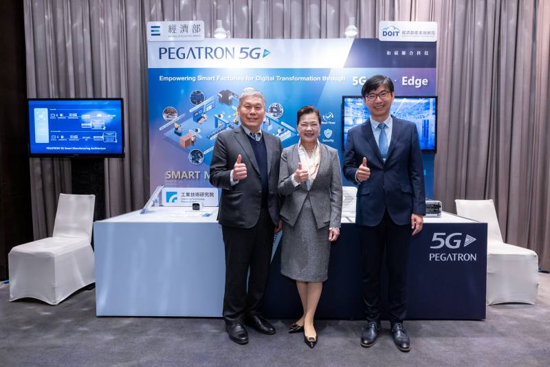 和碩聯合科技於5G-ACIA會員大會展示5G專網系統實現5G智慧工廠成果，透過5G實現數位轉型，提升生產效率及產線變動彈性。圖左起為和碩聯合科技研發副總徐衍珍、經濟部部長王美花、經濟部產業技術司司長邱求慧。