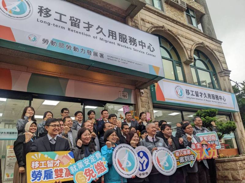 勞動部6日舉辦移工留才久用服務中心揭牌典禮，勞動部部長許銘春、勞動部發展署署長蔡孟良、新竹縣政府秘書長陳季媛等貴賓共襄盛舉
