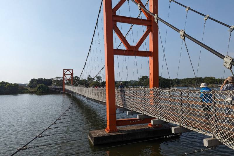 台南市官田區葫蘆埤自然公園地景優化與凌波吊橋修繕，經過近半年施工已完成，增加民眾休閒好去處。（台南市政府提供）