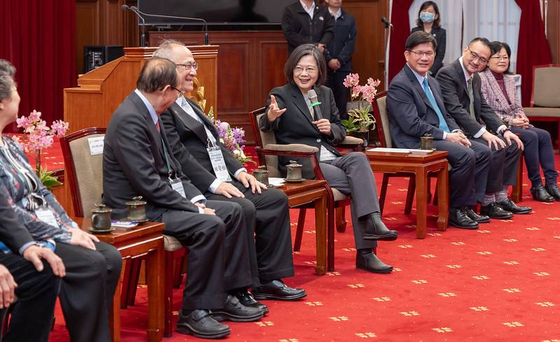 蔡英文總統6日上午接見「2023年北美各地臺灣會館、臺灣中心暨臺灣協會回國訪問團」