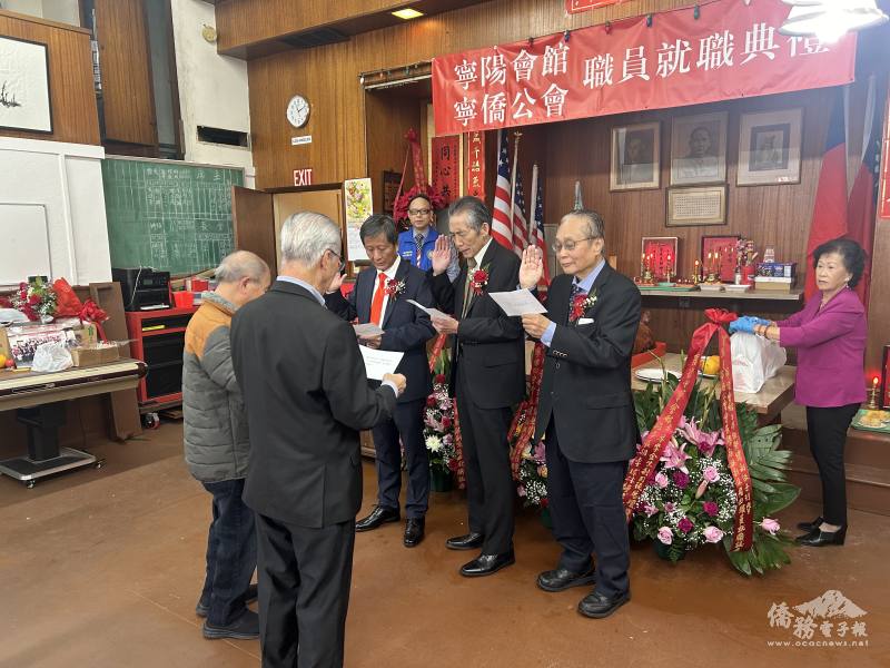 資深顧問馬培道(前排左)、劉國豪(前排右)監誓監交台山寧陽會館印信；台山寧陽會館新任主席、副主席伍堅偉(第二排左)、伍子行(第二排右)，中間為滿任主席譚健昌