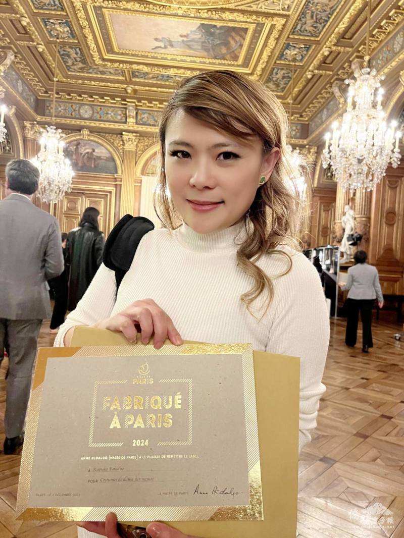 世華法國分會會長邱婉惠獲頒巴黎市政府時尚設計獎狀