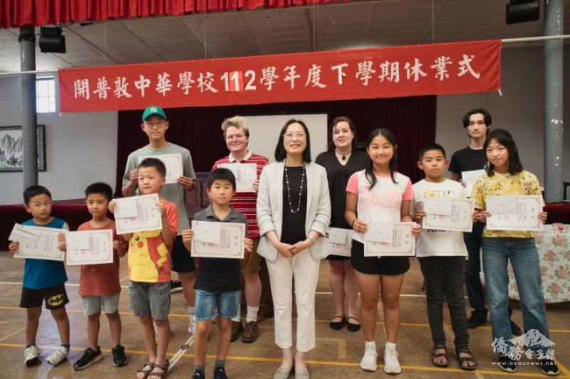 處長陳瑩莉(中)頒發每年級第一名獎學金