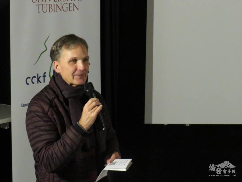 圖賓德國杜賓根大學歐洲當代臺灣研究中心主任舒耕德教授（Prof. Gunter Schubert）在影展上主持致詞