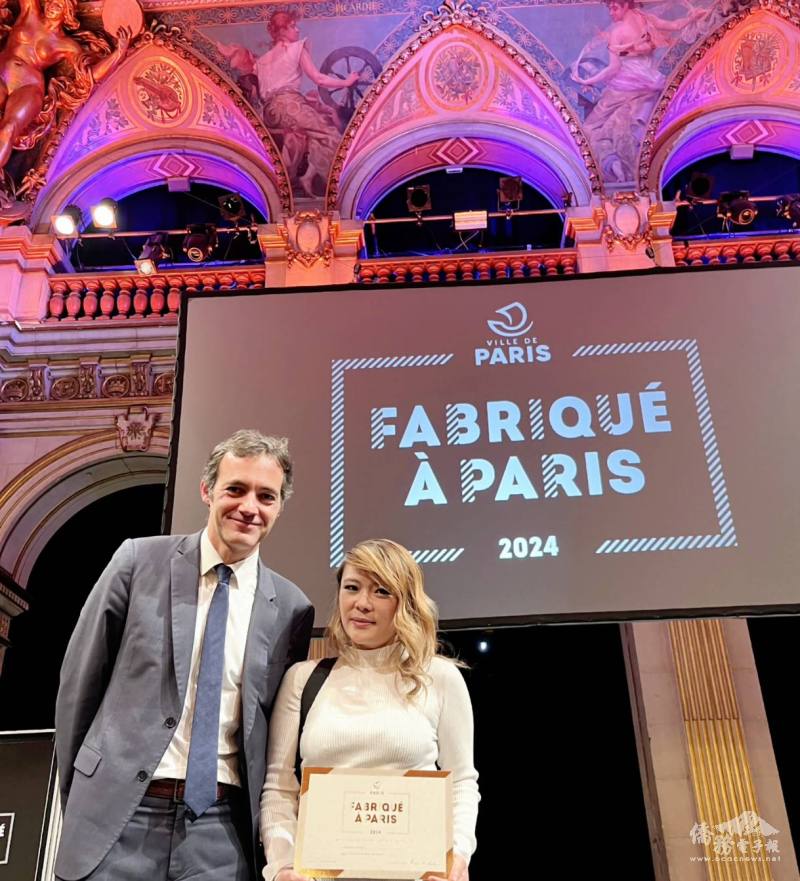 巴黎副市長(Nicolas BONNET-OULALDJ，左1)與邱婉惠(右1)合影