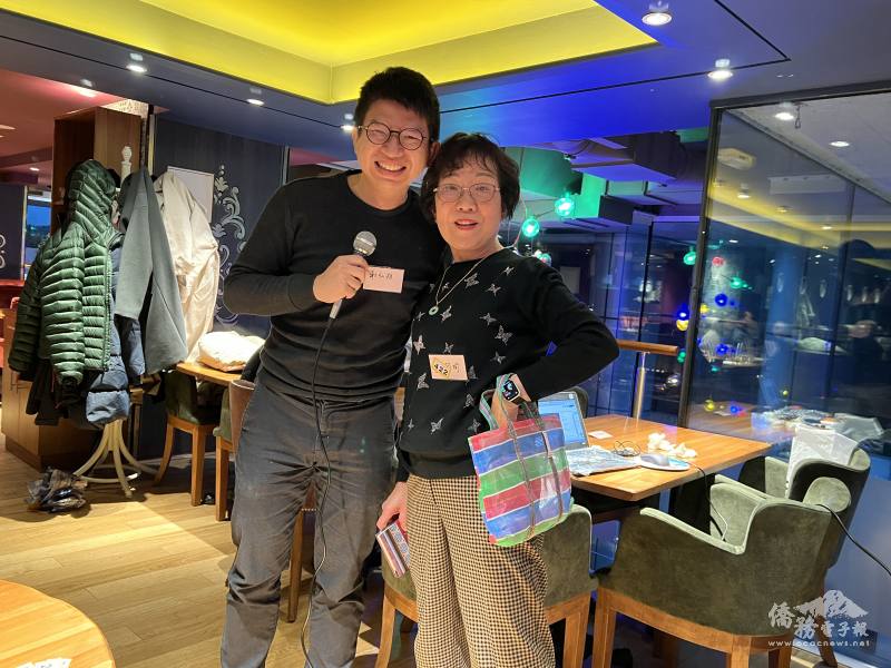 資深學姊藍國瑜以購物即興演出，高票檔選『最佳女演員獎』。(英國臺大校友會提供)