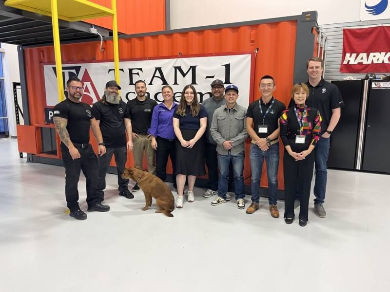 台灣港務股份有限公司轉投資的台灣風能訓練公司，是全球風能組織（GWO）唯一提供教師資格培訓課程的訓練中心。圖為風訓公司11月派日本辦公室組長許慈恩（前右）、風訓公司訓練長夏文刀（前右2），參加由GWO在美國舉辦的重大年度安全會議，並參訪北美專業救援安全訓練的教育訓練學院TEAM-1 Academy。（台灣港務公司提供）