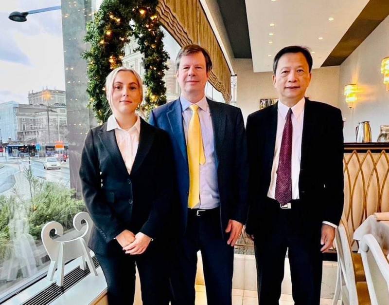 (由右至左)本處谷大使、愛立信B資深副總裁及M執行長顧問宴後合影