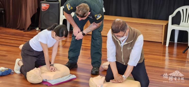 紐西蘭臺灣僑界急難救助協會辦急救術培訓課程，邀請當地醫療照護公益組織專家指導急救3步驟