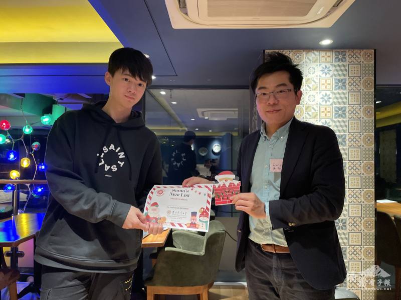 臺大校友會今年加入多位Z世代新成員，用心設計活動、獎狀與推廣，為此次活動注入有別以往活潑的元素。(英國臺大校友會提供)