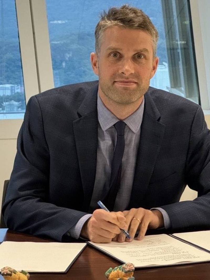 德國在台協會何峰副處長於12月5日簽署「駐德國台北代表處與德國在台協會有關「德臺民間論壇」協議」