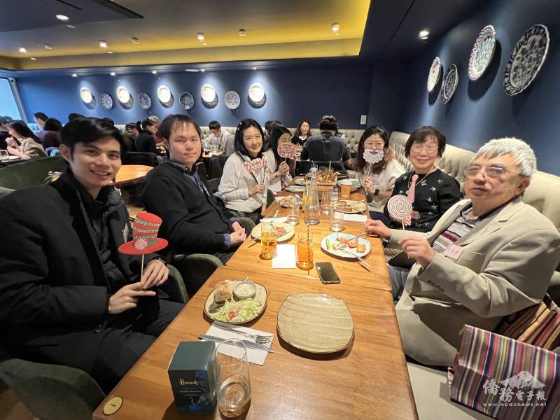 老中青社員傳承交流與跨社互動，在輕鬆歡愉的氣氛中留下珍貴紀念。(英國臺大校友會提供)