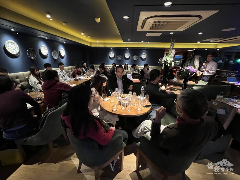 平常以專業現身臺僑活動的主講人莊豐源博士為此次活動主持人，帶動氣氛展現幽默風趣的一面。(英國臺大校友會提供)