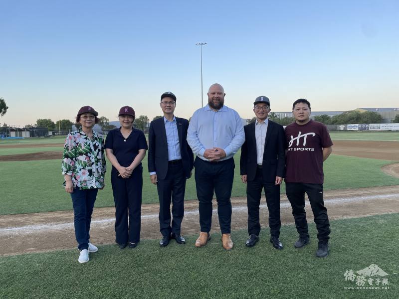 澳洲昆士蘭棒球協會執行長Gareth Jones（右三）與范厚祿伉儷（左二及左三）、主任歐陽群（右二）、僑務委員陳秋燕（左一）、昆士蘭棒球隨行管理Rickey Lo（右一）合影