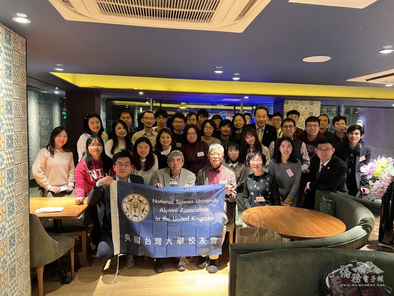 英國臺大校友會舉辦2023年年末聚會，成為今年旅英臺僑聖誕趴先發，僑務組組長陳世池(前排右二)到場同聚。(英國臺大校友會提供)
