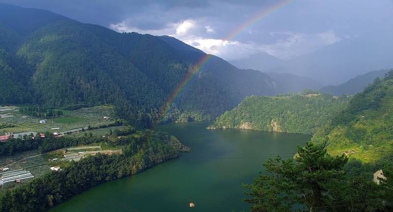 交通部參山國家風景區旅遊資訊網全新改版上線，升級為智慧觀光平台，除提供旅遊資訊，還能即時觀看梨山等地美景。圖為梨山德基水庫雨後出現彩虹。（參山國家風景區管理處提供）