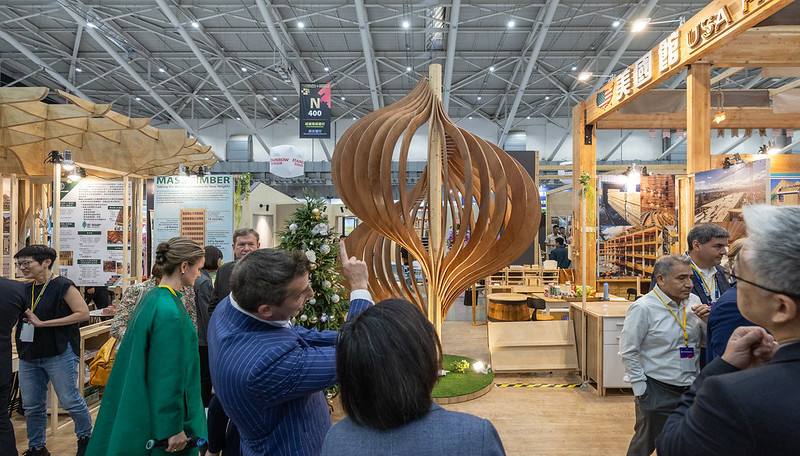 總統與農業部林業及自然保育署署長林華慶及「美國在臺協會」（AIT）農業組組長王睿珂（Erich Kuss）分別導覽建材展的「臺灣館」及「美國館」