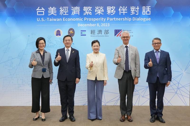 （由左至右）外交部北美司司長王良玉、外交部政務次長李淳、經濟部長王美花、美國在台協會台北辦事處（AITT）副處長柯傑民（Jeremy Cornforth）、經濟部國際貿易署副署長劉威廉自台北端出席第四屆台美「經濟繁榮夥伴對話」（EPPD）。