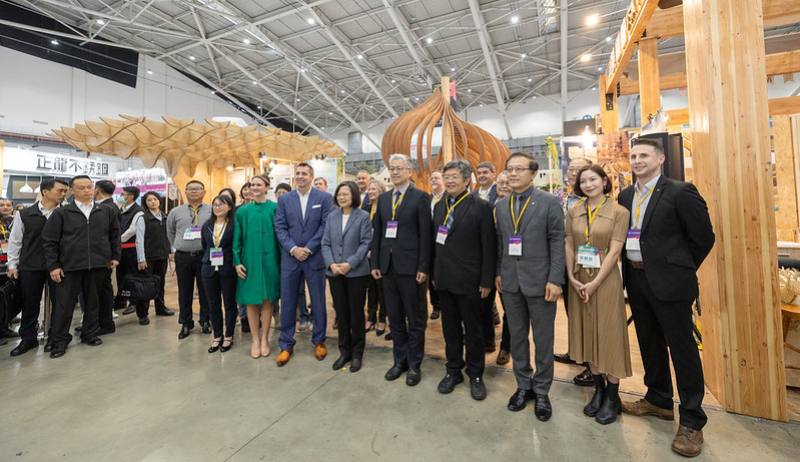 總統與出席人員合影