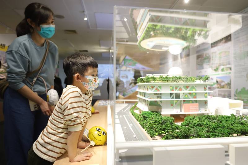 來自彰化的民眾帶著小朋友前來看展，對現場陳列模型充滿想像與好奇。