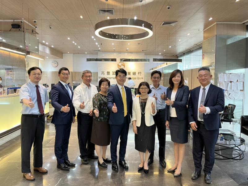海外信用保證基金林寶惜董事長(右4)至泰國拜訪及邀集合作銀行舉行座談會
兆豐銀行泰國子行郭俊佑總經理(中)、華南銀行趙元碩代表(右1)、台新銀行陳淑嫈代表(右2)、上海銀行倪偉峯代表(右3)、玉山銀行楊明栽代表(左3)、LH Bank李永華協理(左2)