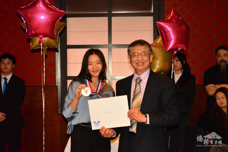 密西根僑務委員方晃贇頒發金牌總統獎給FASCA學員陳世芊