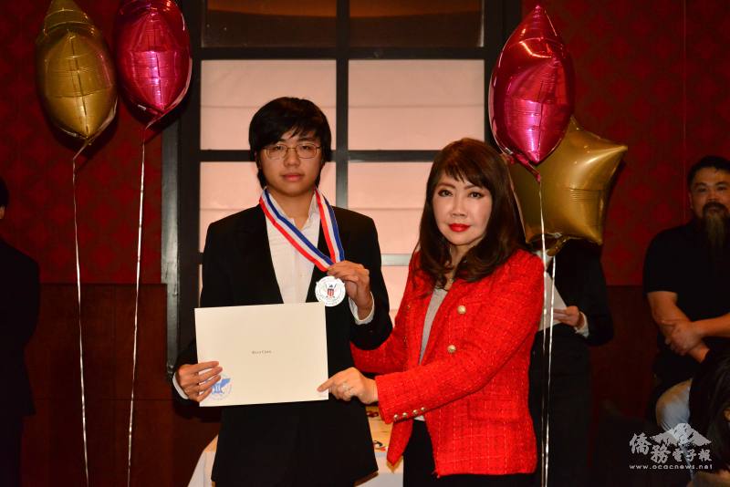 密西根僑務委員盧曼菁頒發銀牌總統獎給FASCA學員陳長恩