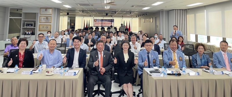 海外信用保證基金林寶惜董事長(中)至泰國舉辦業務推展說明會後大合照
泰國臺商總會陳漢川總會長(右4)、劉樹添名譽總會長(左4)、何素珍僑務諮詢委員(右2)、兆豐銀行泰國子行郭俊佑總經理(左3)