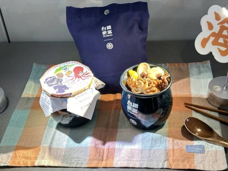 台鐵與日本知名老字號鐵道便當「淡路屋株式會社」合作聯名「海味便當」，蛸壺章魚陶瓷便當盒非常吸睛，8日起至14日在台北車站「台鐵便當2號店」販售，每天限量70份。（台鐵提供）