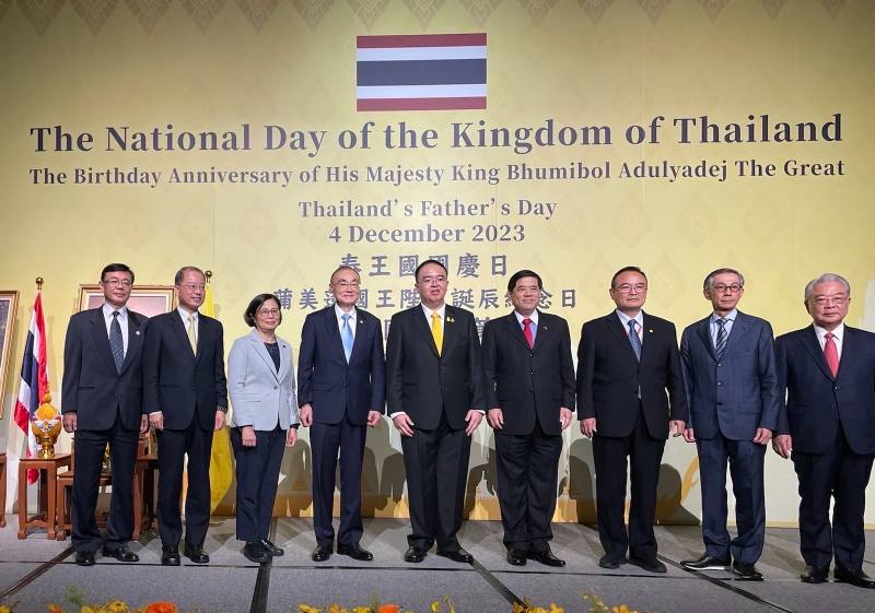 外交部常務次長陳立國與出席貴賓共同合影。