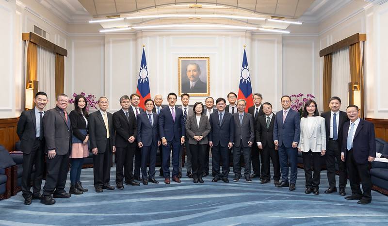 總統與「112年度傑出生技產業獎」獲獎單位合影