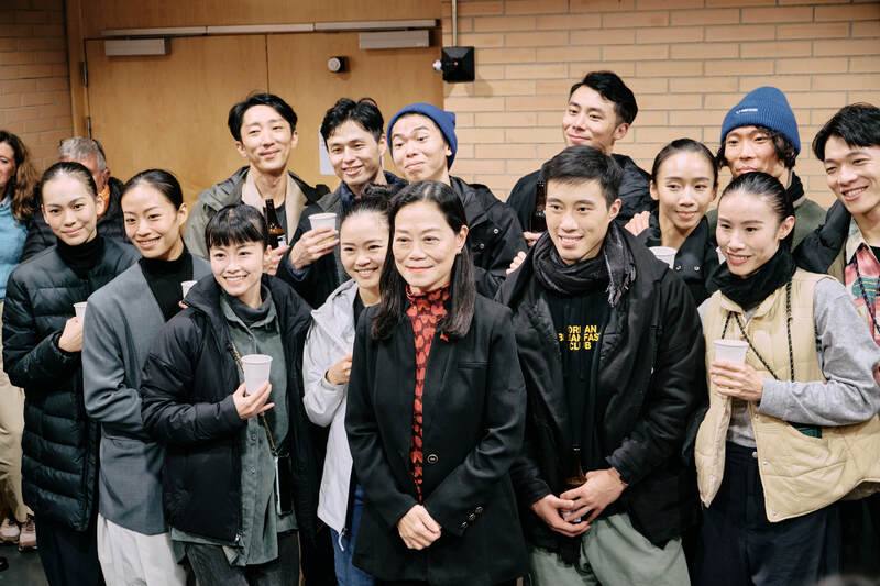 雲門舞集「十三聲」馬德里首場演出後，駐西班牙代表處舉辦「舞者見面會」，邀請觀眾與舞者交流。駐西班牙代表張俊菲（中）向觀眾致意，表示台灣與西班牙透過舞作「在同一條路上相遇，走在一起」