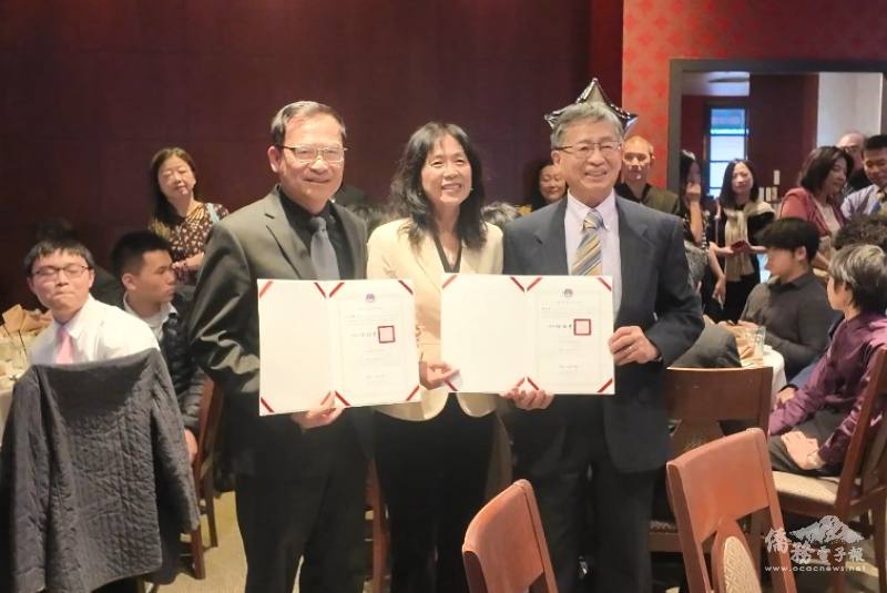 典禮頒發諮詢導師陳青青和李俊輝感謝狀