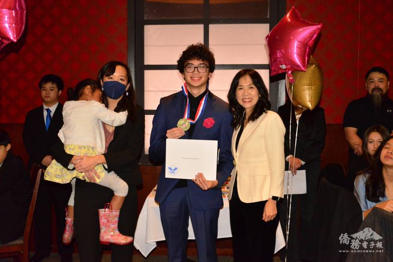 密西根州參議員張理與導師陳青青頒發銅牌總統獎給FASCA學員蔡本華