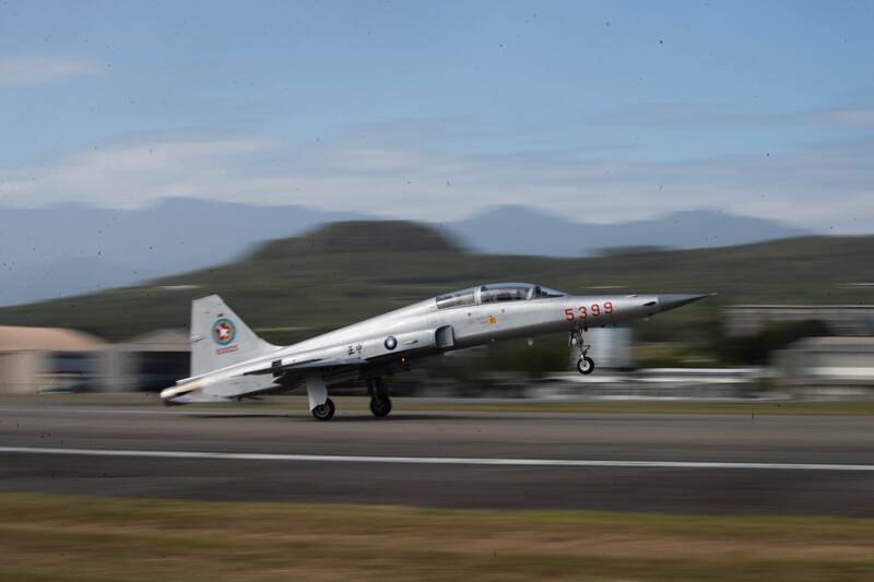 F-5戰機正式解除戰備，過往假想敵中隊使用的匪空優塗裝（圖）正式走入歷史
