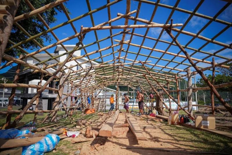 中華文化總會推出「匠人魂」系列影片第47集，以蘭嶼漁人部落耆老鍾馬雄與紅頭部落的夏曼．馬多為主角，述說達悟族「拼板舟」技藝。（文總提供）