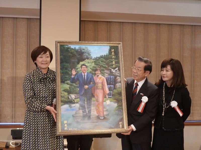 台灣音樂家兼與藝術家邱貴（右1）正在東京舉辦畫展，展出描繪安倍伉儷身影的畫作。駐日代表謝長廷（右2）特別情商邱貴割愛，8日將此畫贈給安倍晉三遺孀安倍昭惠（左1）。