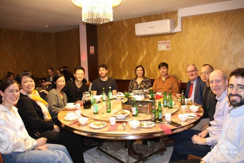 Photograph of Irish Senators, Gerry Horkan (right four), First Secretary of the Taipei Representative Office in Ireland, I Hsiang Tsai (right three), and Director of TCML in Ireland, Evan Furlong (left two).