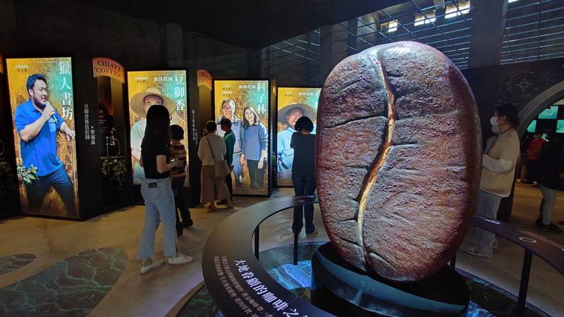 2023「高山茶都、嘉義茶生活」9日在中埔農會金蘭分部開幕，今年以「茶．生活」為主題，展區推出五大茶區茶席、四雅生活館、茶文創商品展售館、咖啡生活野營區（圖）等，完整將「茶．生活」用藝術文化呈現