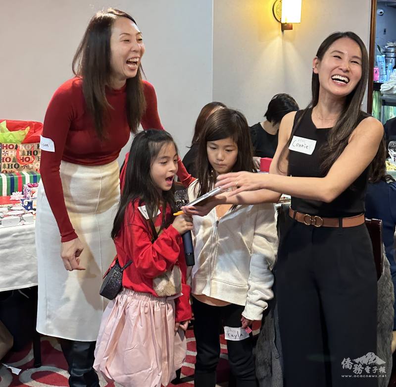 現場小朋友也演唱應景的聖誕歌曲「Feliz Navida」