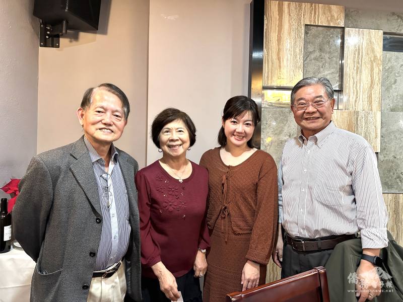 橙僑中心主任蕭蓓如(右2)與世界臺灣商會聯合總會前會長廖靜錄（右1）、聖地牙哥臺商會創會會長王克雄夫婦(左1左2)合影