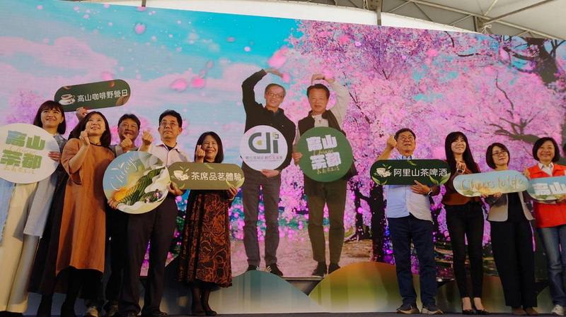 2023「高山茶都、嘉義茶生活」9日在中埔農會金蘭分部開幕，嘉義縣長翁章梁（右5）運用5G車延展實境（XR）登場，添增不少樂趣。民進黨立委陳明文（右4）等人出席。